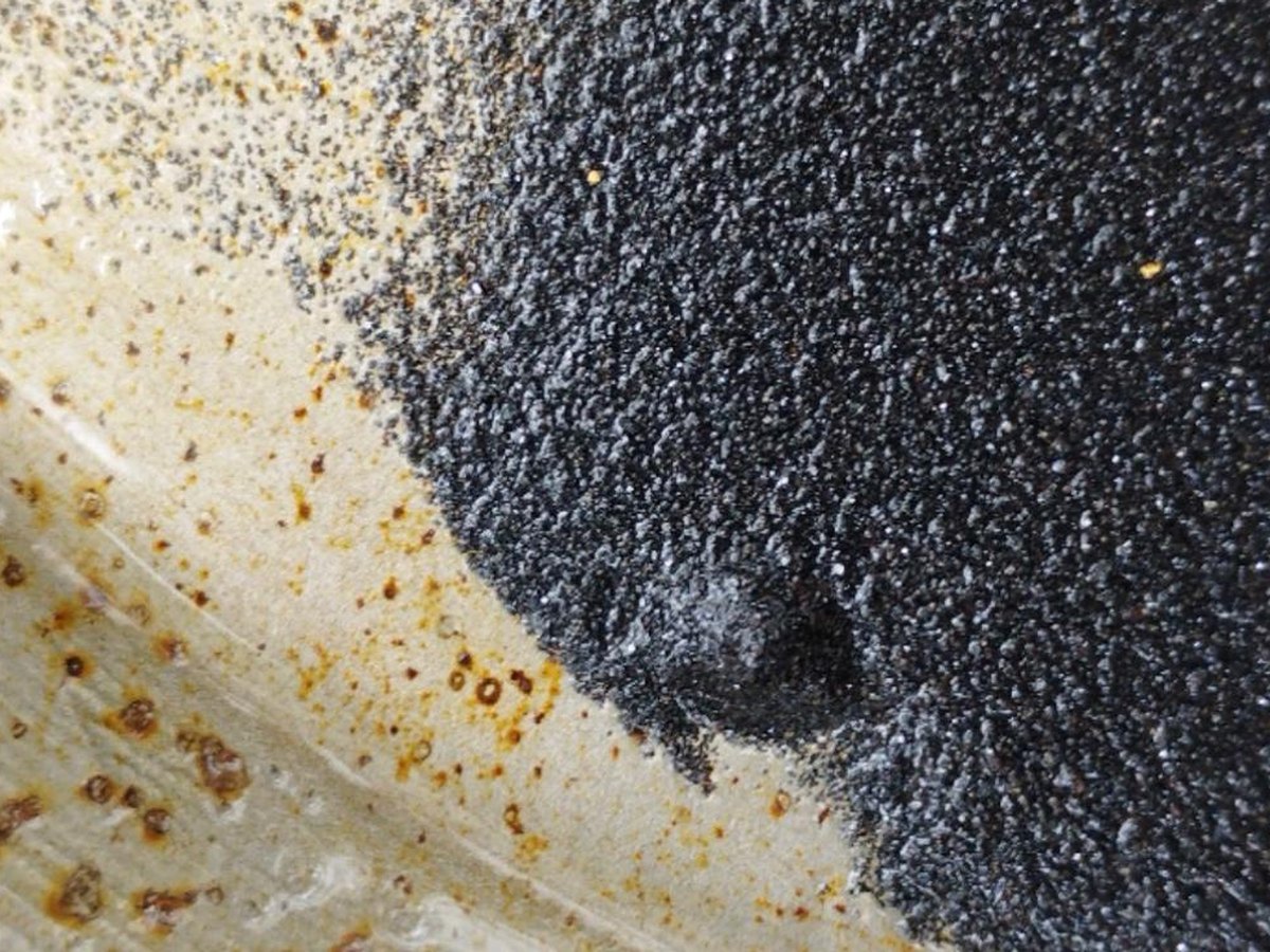 Concentrado de bateo aluvial del río Negro: arenas negras y partículas de oro