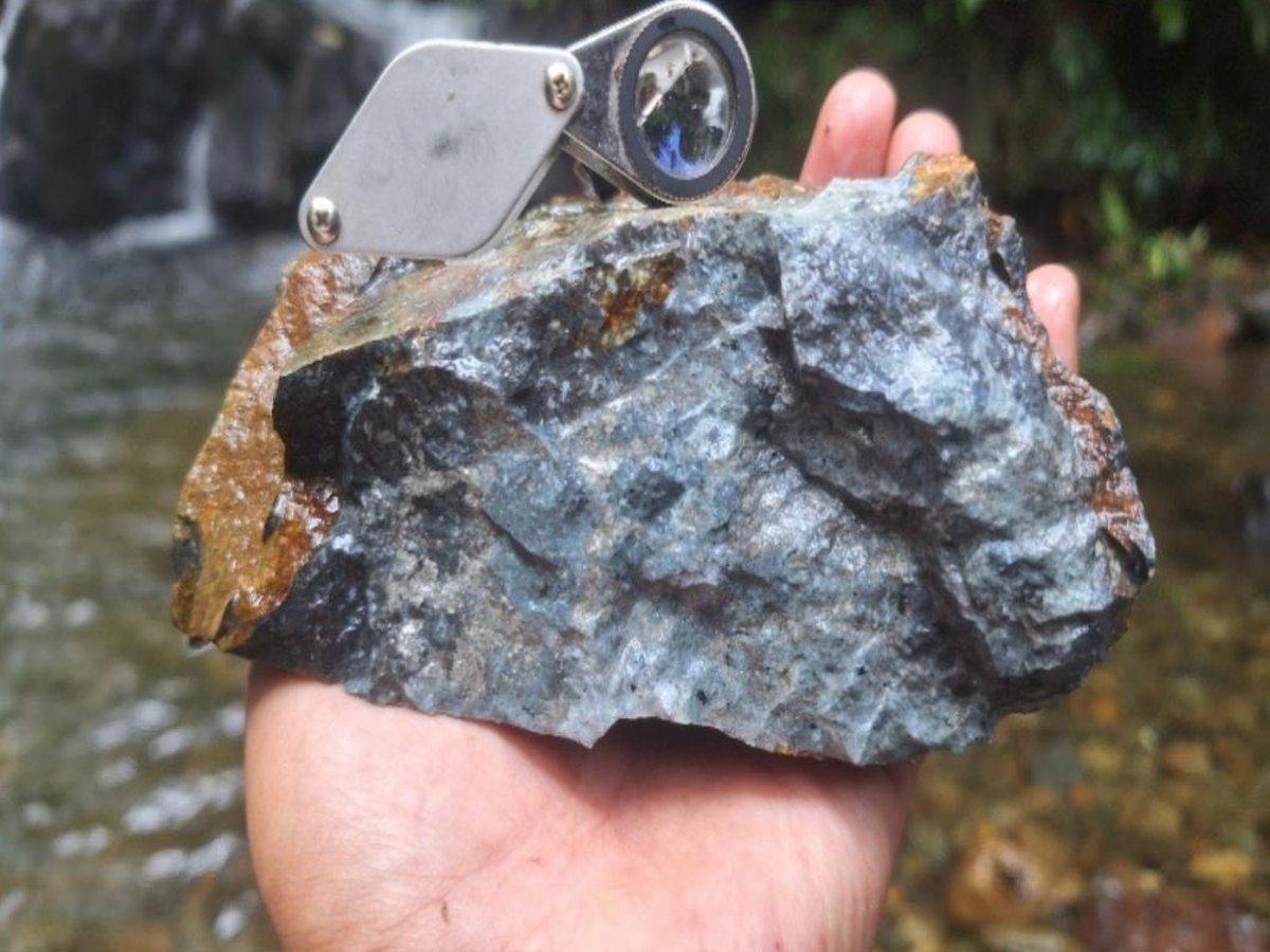Muestra de mano de roca observada con lupa geológica durante la campaña de prospección en el Proyecto Carchi